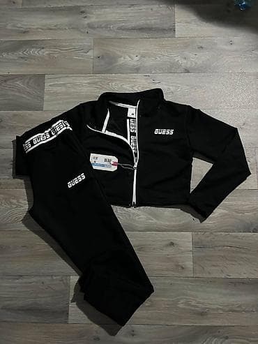 kom sa etiketom: Ženski komplet trenerke – GUESS - Dvodelni set: gornji deo sa at lalafo.rs — 3 kom sa etiketom: Ženski komplet trenerke – GUESS - Dvodelni set: gornji deo sa — 3