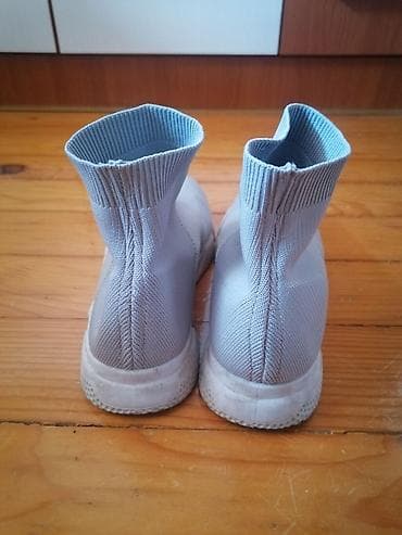 Patike, broj 39
Par puta obuvene. Neoštećene na lalafo.rs — 3 Patike, broj 39
Par puta obuvene. Neoštećene — 3