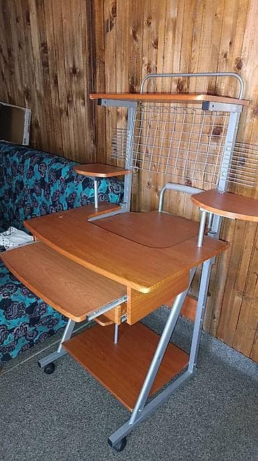 Prodajem radni sto, korišćen ali očuvan. Fali samo jedan točkić. Vaše na lalafo.rs — 2 Prodajem radni sto, korišćen ali očuvan. Fali samo jedan točkić. Vaše — 2