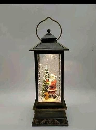 Božićna dekorativna LED lanterna sa „snegom“ i figuricom Deda Mraza - na lalafo.rs — 2 Božićna dekorativna LED lanterna sa „snegom“ i figuricom Deda Mraza - — 2