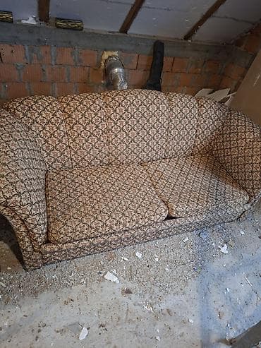 Trosed na razvlačenje sa metalnim mehanizmom i drvenim letvicama na lalafo.rs Trosed na razvlačenje sa metalnim mehanizmom i drvenim letvicama