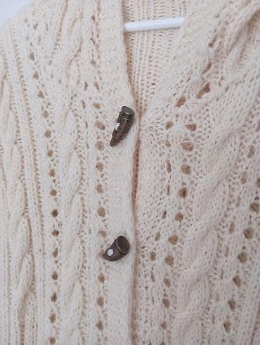 Rucno pleteni kardigan sa kapuljačom – krem boja - Materijal: vuna sa na lalafo.rs — 4 Rucno pleteni kardigan sa kapuljačom – krem boja - Materijal: vuna sa — 4