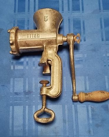 Ručna mašina za mlevenje mesa TITAN br. 5 - Klasnično liveno kućište na lalafo.rs Ručna mašina za mlevenje mesa TITAN br. 5 - Klasnično liveno kućište