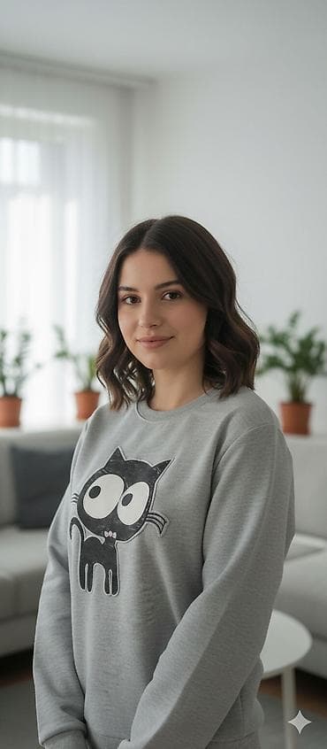 kom sa etiketom: Sivi ženski duks sa printom crne mačke - Boja: svetlosiva - Dizajn at lalafo.rs — 1 kom sa etiketom: Sivi ženski duks sa printom crne mačke - Boja: svetlosiva - Dizajn — 1