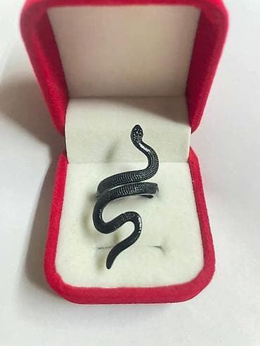 Srebrni prsten “zmijica” – podesiv - Materijal: metal u srebrnoj at lalafo.rs — 10 Srebrni prsten “zmijica” – podesiv - Materijal: metal u srebrnoj — 10