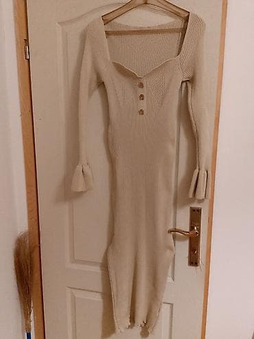 Rebrasta pletena haljina, bež/boja peska. - Kroj: uska, midi dužina na lalafo.rs Rebrasta pletena haljina, bež/boja peska. - Kroj: uska, midi dužina