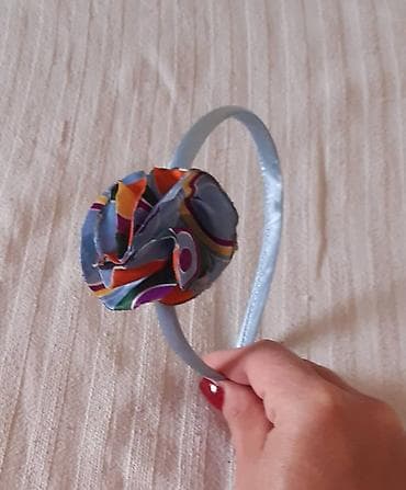 Traka za kosu sa ukrasnim cvetom - Materijal: satenska traka at lalafo.rs — 1 Traka za kosu sa ukrasnim cvetom - Materijal: satenska traka — 1