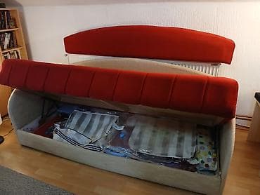 Kauč u kombinaciji crvene i bež boje, sa zaobljenim naslonom. Ovaj na lalafo.rs — 3 Kauč u kombinaciji crvene i bež boje, sa zaobljenim naslonom. Ovaj — 3