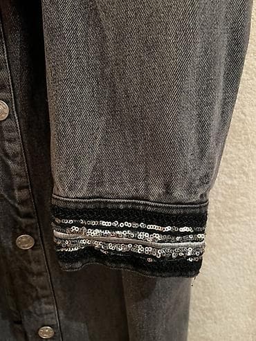 Dugačka teksas jakna u sivo‑crnoj ispranoj nijansi, sa bogatim na lalafo.rs — 4 Dugačka teksas jakna u sivo‑crnoj ispranoj nijansi, sa bogatim — 4