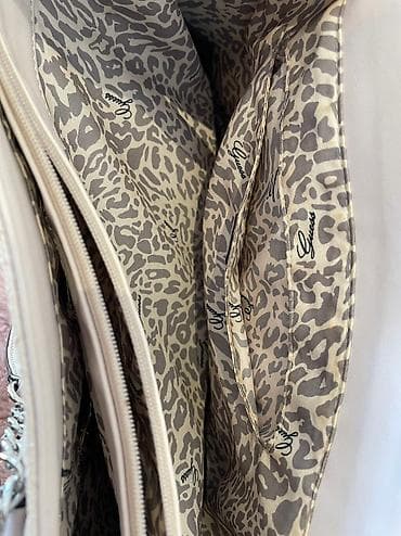 Guess torba original. Dobro ocuvana Ima tragove koriscena na jednoj na lalafo.rs — 4 Guess torba original. Dobro ocuvana Ima tragove koriscena na jednoj — 4