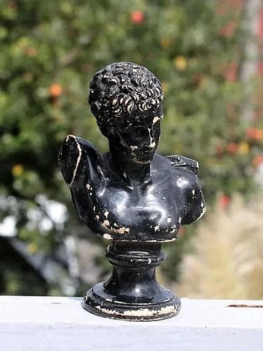 Vintage HERMES statua grčkog boga sa tragom vremena. Vintage crna na lalafo.rs Vintage HERMES statua grčkog boga sa tragom vremena. Vintage crna