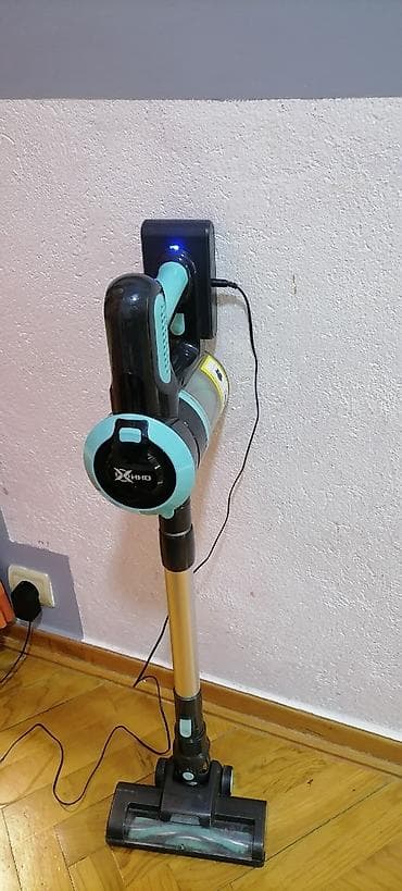 Usisivač ručni na bateriju XIXO sa punjačem. Lepo vuče. Turbo na lalafo.rs Usisivač ručni na bateriju XIXO sa punjačem. Lepo vuče. Turbo