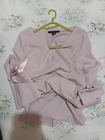 Elegantna bluza u puder‑roze boji (brend: AMIIRA). - Kroj: V‑izrez na lalafo.rs — 1 Elegantna bluza u puder‑roze boji (brend: AMIIRA). - Kroj: V‑izrez — 1