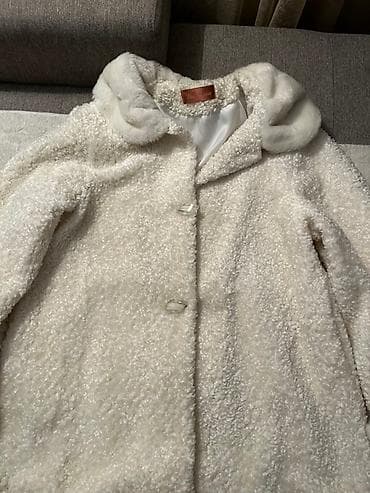 Beli damski kaput od boucle tkanine sa krznenim detaljima - na lalafo.rs — 3 Beli damski kaput od boucle tkanine sa krznenim detaljima - — 3