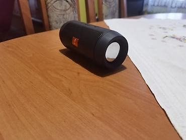 Na prodaju nov, nekorišćen bluetooth zvučnik. Zgodan za nošenje i ima at lalafo.rs Na prodaju nov, nekorišćen bluetooth zvučnik. Zgodan za nošenje i ima