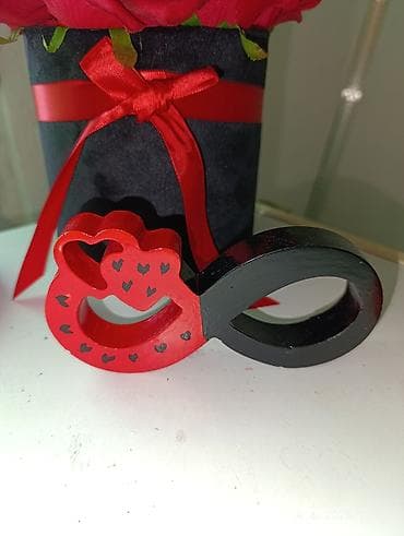 Ukras od gipsa u obliku znaka beskonačnosti, obojen u crno i crveno na lalafo.rs — 4 Ukras od gipsa u obliku znaka beskonačnosti, obojen u crno i crveno — 4