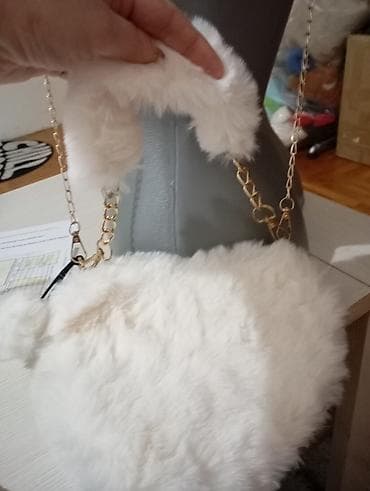 Plišana torbica u obliku srca - Model: srce, mekani veštački krzneni at lalafo.rs — 2 Plišana torbica u obliku srca - Model: srce, mekani veštački krzneni — 2