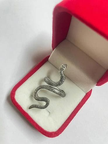 Srebrni prsten “zmijica” – podesiv - Materijal: metal u srebrnoj at lalafo.rs — 9 Srebrni prsten “zmijica” – podesiv - Materijal: metal u srebrnoj — 9