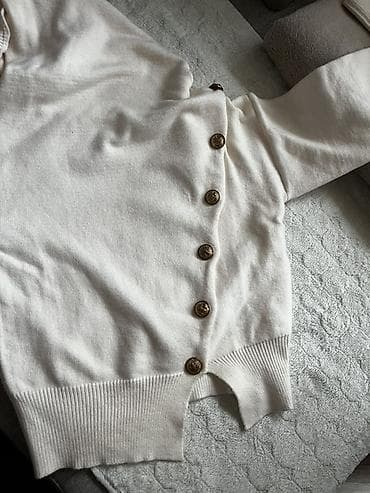 Pleteni ženski džemper s kapuljačom, boja krem/vanila. Model na na lalafo.rs — 3 Pleteni ženski džemper s kapuljačom, boja krem/vanila. Model na — 3
