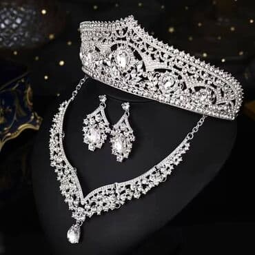 Luksuzni set nakita sa krunom – svečani komplet - Komplet uključuje na lalafo.rs Luksuzni set nakita sa krunom – svečani komplet - Komplet uključuje