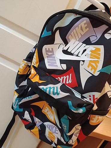 Nike ranac sa višebojnim all-over printom logotipa. - Prostrana at lalafo.rs — 4 Nike ranac sa višebojnim all-over printom logotipa. - Prostrana — 4