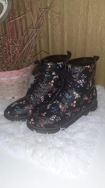 Crne cizme sa cveticima.
Broj 39, ocuvane at lalafo.rs — 5 Crne cizme sa cveticima.
Broj 39, ocuvane — 5