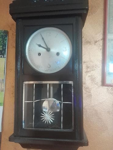 Zidni mehanički sat s klatnom – drveno kućište - Klasičan zidni sat u na lalafo.rs — 1 Zidni mehanički sat s klatnom – drveno kućište - Klasičan zidni sat u — 1