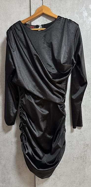 Elegantna crna haljina sa dugim rukavima i asimetričnim naborima na lalafo.rs Elegantna crna haljina sa dugim rukavima i asimetričnim naborima