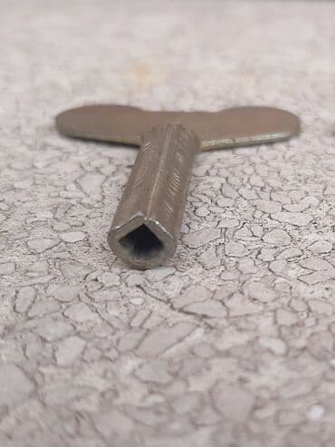 Antique devices: Stari ključ za navijanje satova- igračaka Iz 80-tih godina. Sluze at lalafo.rs — 5 Antique devices: Stari ključ za navijanje satova- igračaka Iz 80-tih godina. Sluze — 5