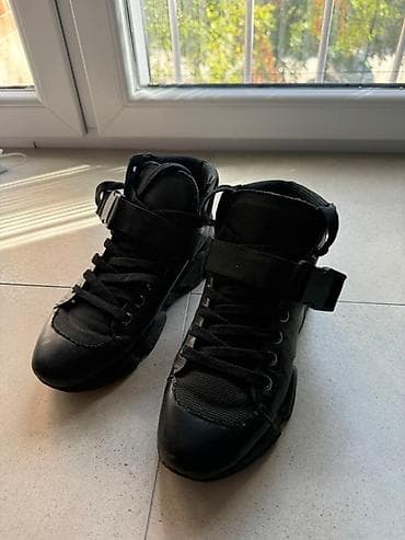 Crne patike/čizme do članaka sa kaišem i pertlama - Model: visoke na lalafo.rs — 1 Crne patike/čizme do članaka sa kaišem i pertlama - Model: visoke — 1