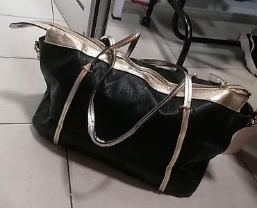 Crna ženska torba sa zlatnim detaljima. Ima dve ručke za nošenje u na lalafo.rs — 5 Crna ženska torba sa zlatnim detaljima. Ima dve ručke za nošenje u — 5