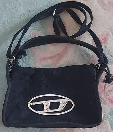 Crna torba sa znakom D na sredini spreda, znak kao diesel . potpuno at lalafo.rs — 1 Crna torba sa znakom D na sredini spreda, znak kao diesel . potpuno — 1