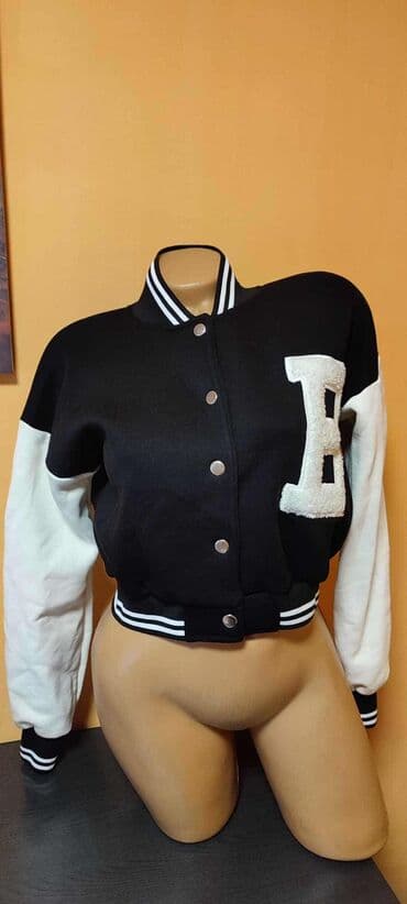 Ženska cropped varsity jakna - Boje: crna osnova sa belim rukavima i na lalafo.rs Ženska cropped varsity jakna - Boje: crna osnova sa belim rukavima i