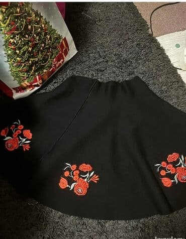 Trikotazni komplet – crna majica sa visokim rol-kragnom i suknja na lalafo.rs Trikotazni komplet – crna majica sa visokim rol-kragnom i suknja