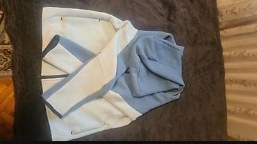 Nike duks sa kapuljačom, model sa tri boje (svetloplava i bela). - na lalafo.rs — 2 Nike duks sa kapuljačom, model sa tri boje (svetloplava i bela). - — 2