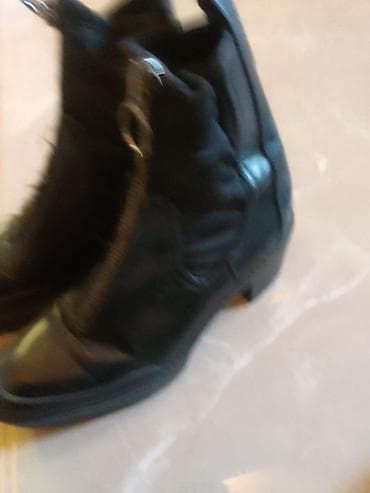 Crne ženske gležnjače sa rajsferšlusom - Materijal: koža/eko-koža u na lalafo.rs — 2 Crne ženske gležnjače sa rajsferšlusom - Materijal: koža/eko-koža u — 2