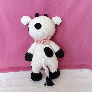 Ostale igračke: Ručno rađena gračka krava, heklana, bele boje sa crnim mrljama i na lalafo.rs — 5 Ostale igračke: Ručno rađena gračka krava, heklana, bele boje sa crnim mrljama i — 5