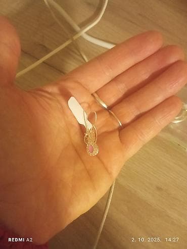 Srebrne minđuše sa kukicom i privjeskom u obliku suze. Centralni deo na lalafo.rs — 4 Srebrne minđuše sa kukicom i privjeskom u obliku suze. Centralni deo — 4