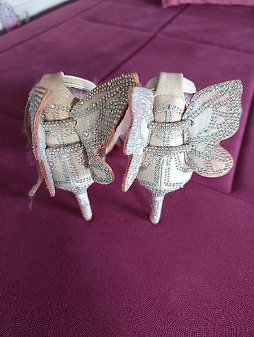 Sandale na štiklu sa dekoracijom leptirovih krila i perjem - Model na lalafo.rs — 3 Sandale na štiklu sa dekoracijom leptirovih krila i perjem - Model — 3