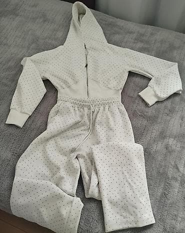 Beli sljokicavi komplet trenerke. - Dvodijelni set: gornji deo sa na lalafo.rs Beli sljokicavi komplet trenerke. - Dvodijelni set: gornji deo sa