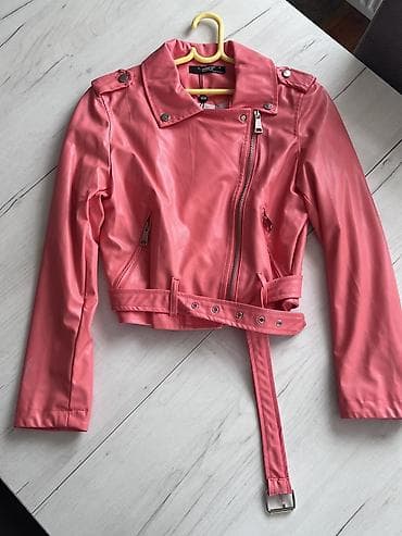 Ženska biker jakna u jarkoj roze/koralnoj boji. - Materijal: eko koža na lalafo.rs Ženska biker jakna u jarkoj roze/koralnoj boji. - Materijal: eko koža