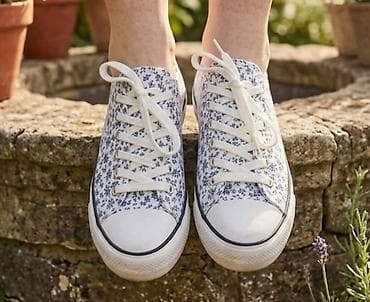 Platnene patike sa cvetnim dezenom - Plitak model sa zaobljenim belim na lalafo.rs Platnene patike sa cvetnim dezenom - Plitak model sa zaobljenim belim