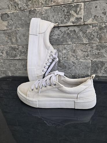 Patike 41 vel,sitni tragovi nošenja na lalafo.rs Patike 41 vel,sitni tragovi nošenja