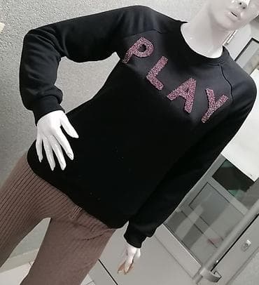 Ženska dukserica sa natpisom PLAY. - Boja: crna - Kroj: klasičan na lalafo.rs — 1 Ženska dukserica sa natpisom PLAY. - Boja: crna - Kroj: klasičan — 1