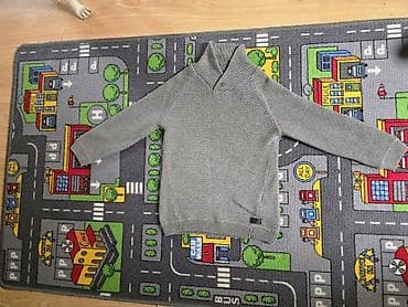 Sivi dečiji džemper dugih rukava, pleten finim rebrastim bodom. Model na lalafo.rs Sivi dečiji džemper dugih rukava, pleten finim rebrastim bodom. Model