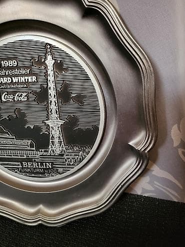 Home Decor: Tanjir za na zid Edward Winter - Coca Cola iz 1989 god. Tanjir od at lalafo.rs — 7 Home Decor: Tanjir za na zid Edward Winter - Coca Cola iz 1989 god. Tanjir od — 7