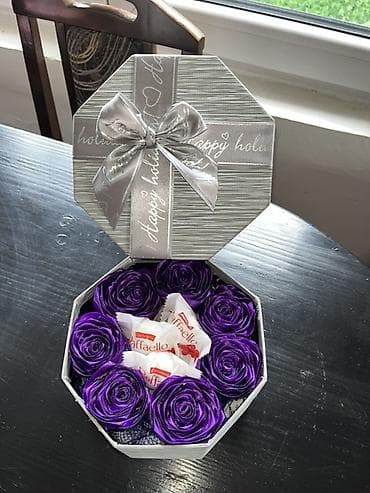 Poklon aranžman u osmostranoj kutiji sa mašnom. Elegantna sivo-srebrna na lalafo.rs Poklon aranžman u osmostranoj kutiji sa mašnom. Elegantna sivo-srebrna