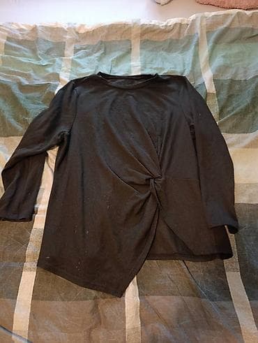 Crna ženska bluza s dugim rukavima i asimetričnim prednjim preklopom na lalafo.rs Crna ženska bluza s dugim rukavima i asimetričnim prednjim preklopom