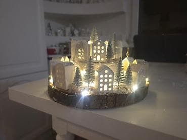 Ručna dekorativna LED maketa „Zimsko selo“ na drvenoj podlozi. - na lalafo.rs — 2 Ručna dekorativna LED maketa „Zimsko selo“ na drvenoj podlozi. - — 2