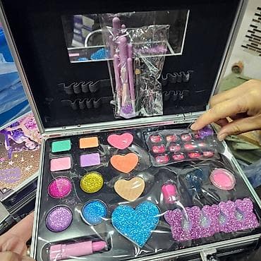 Dečiji set za šminkanje u metalnom koferčiću - Ilustrovani koferčići na lalafo.rs — 4 Dečiji set za šminkanje u metalnom koferčiću - Ilustrovani koferčići — 4